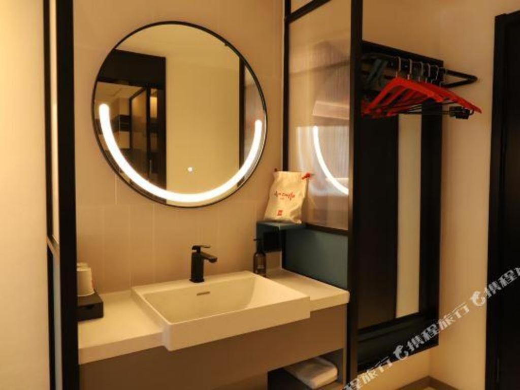 Ibis Dongguan Dongcheng Hotel Exterior photo